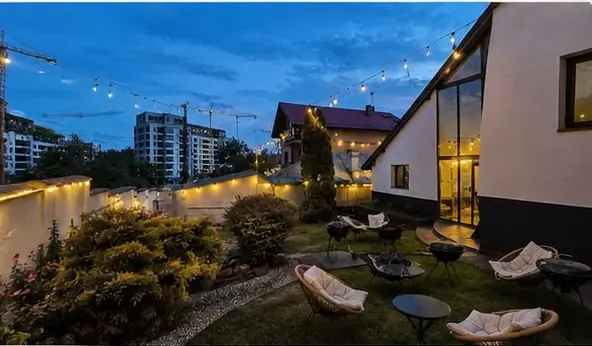 Grădina cu lumini ambientale la apus